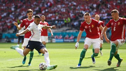 L'attaquant français&nbsp;Kylian Mbappé face aux joueurs hongrois lors d'un match de poules de l'Euro 2021, le 19 juin 2021 à Budapest. (ZENTRALBILD / PICTURE ALLIANCE / AFP)