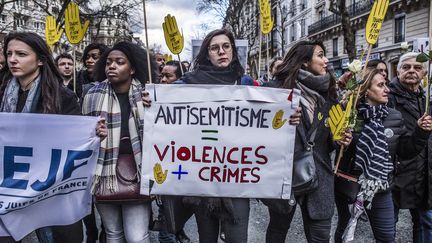 Des manifestants marchent contre l'antisémitisme, le 28 mars 2018 à Paris, après la mort de Mireille Knoll. (YANN CASTANIER / HANS LUCAS)