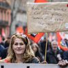 Une femme manifeste contre la réforme des retraites du gouvernement, à Toulouse (Haute-Garonne), le 19 janvier. (FREDERIC SCHEIBER / HANS LUCAS / AFP)