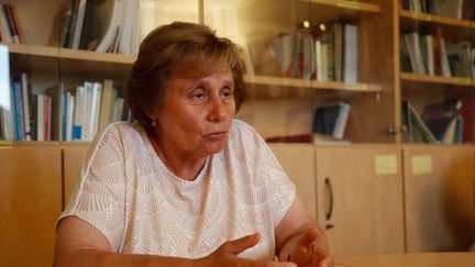 Ernestine Ronai, figure historique française de la lutte contre les violences faites aux femmes, lors d'une interview, le 22 août 2019 à Paris. (ZAKARIA ABDELKAFI / AFP)