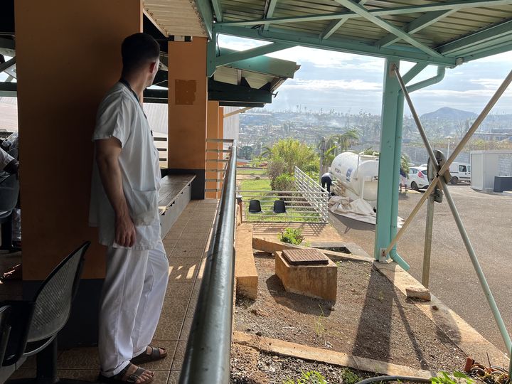 Un soignant du centre médical de Kahani, sur l'île principale de Mayotte, le 19 décembre 2024, après le passage du cyclone Chido. (ROBIN PRUDENT / FRANCEINFO)