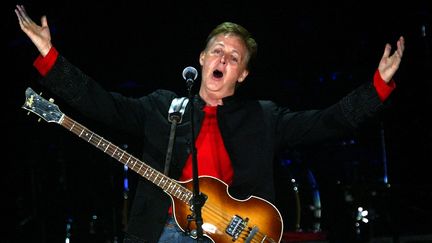 Paul McCartney, 25 mars 2003, sur la scène du Palais omnisports de Paris-Bercy. (PATRICK KOVARIK / AFP)