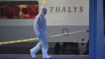 Un policier sur le quai de la gare d'Arras (Pas-de-Calais) apr&egrave;s l'attaque du Thalys, le 21 ao&ucirc;t 2015. (PHILIPPE HUGUEN / AFP)