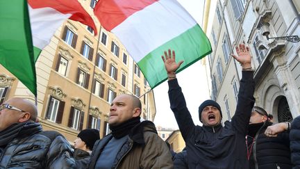 Les chauffeurs de taxi manifestent devant la Chambre&nbsp;des députés à Rome (Italie), le 21 février 2017 (ANDREAS SOLARO / AFP)