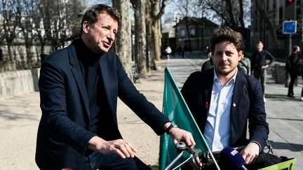 Le candidat écologiste à la présidentielle Yannick Jadot et le secrétaire national d'EELV Julien Bayou, à Paris le 27 mars 2022 (STEPHANE DE SAKUTIN / AFP)