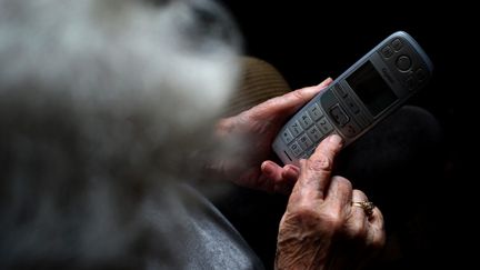 Image d'illustration d'une femme composant un numéro de téléphone, le 11 octobre 2019. (KARL-JOSEF HILDENBRAND / DPA / AFP)