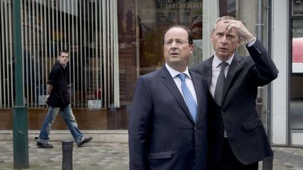 Fran&ccedil;ois Hollande et le maire de Tulle (Corr&egrave;ze), Bernard Combes, &eacute;galement conseiller &agrave; l'Elys&eacute;e, le 25 mai 2014.&nbsp; (ALAIN JOCARD / AFP)