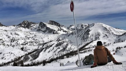 &nbsp; (La route d'accès à la station d'Isola 2000 coupée par une avalanche © MaxPPP)