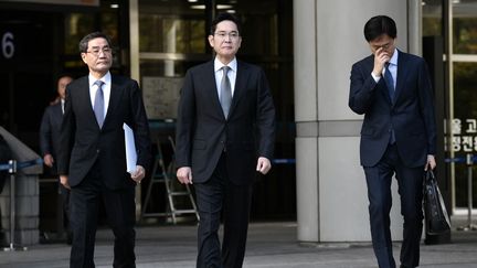 Lee Jae-yong, vice-président de Samsung et fils&nbsp;de&nbsp;Lee Kun-Hee, à la sortie d'un procès&nbsp;à Séoul. Photo d'illustration. (JUNG YEON-JE / AFP)