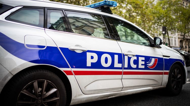 An individual targeted by gunfire found refuge in a business in the 8th arrondissement of Paris on May 24, 2023. (XOSE BOUZAS / HANS LUCAS / AFP)