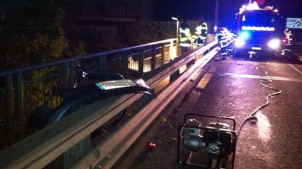 C'est de ce pont qu'une voiture est tomb&eacute;e sur les voies en contre-bas, &agrave; Champtoc&eacute;-sur-Loire (Maine-et-Loire), le 10 octobre 2013. (VINCENT RAYNAL / FRANCE 3)