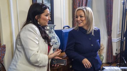 Le 3 février 2024. La Première ministre, Michelle O'Neill (à droite), et la vice-première ministre, Emma Little-Pengelly, devront composer avec leurs différences. (LIAM MCBURNEY / MAXPPP)