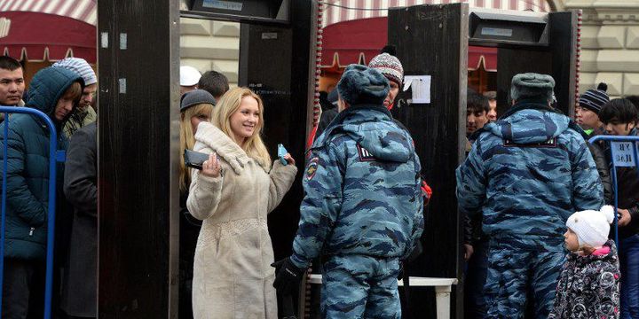 Mesures de sécurité sur la place Rouge le 31 décembre 2013, après les attentats de Volgograd. (VASILY MAXIMOV / AFP)