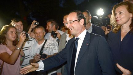 Fran&ccedil;ois Hollande et sa compagne&nbsp;Val&eacute;rie Trierweiler arrivent au&nbsp;Fort de Br&eacute;gan&ccedil;on &agrave; Bormes-les-Mimosas (Var) pour y passer leurs vacances, le 2 ao&ucirc;t 2012. (BORIS HORVAT / AFP)