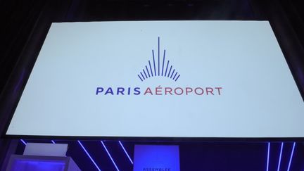 Le logo du groupe Aéroports de Paris lors de son assemblée générale, à Paris, le 20 mai 2019. (ERIC PIERMONT / AFP)