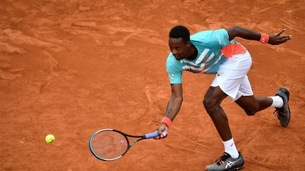 Gaël Monfils lors de sa rencontre contre le Kazakh Alexander Bublik, le 28 septembre 2020 lors du premier tour du tournoi de Roland-Garros. (ANNE-CHRISTINE POUJOULAT / AFP)