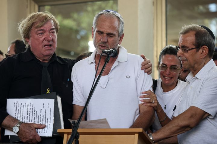 Le père d'Almog Sarusi (au centre), otage tué par le Hamas, s'exprime durant les funérailles de son fils à Raanana, en Israël, le 1er septembre 2024. (OREN ZIV / AFP)