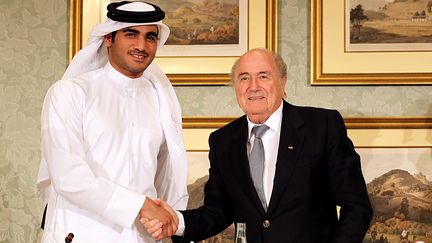 Le pr&eacute;sident du comit&eacute; du Qatar Sheikh Mohammed Bin Hamad Al-Thani et le pr&eacute;sident de la Fifa Sepp Blatter, le 9 novembre 2013 &agrave; Doha (Qatar). (MOHAMED FARAG / ANADOLU AGENCY / AFP)