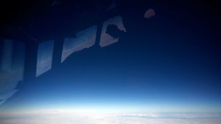 Le reflet d'un pilote dans le cockpit d'un avion AP-3C Orion de l'armée australienne participant aux recherches du MH370 dans l'océan Indien, le 24 mars 2018.&nbsp; (AFP)