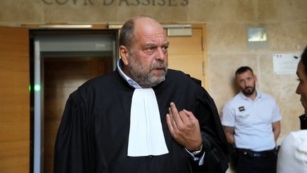 Un avocat de Wojciech&nbsp;Janowski, Eric Dupond-Moretti, s'exprime en marge du procès de son client, le 17 septembre 2018, au tribunal d'Aix-en-Provence (Bouches-du-Rhône). (MAXPPP)