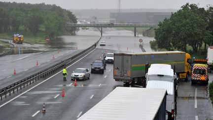 Inondations : l'A10 toujours coupée