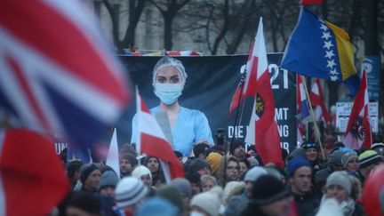 Une manifestation contre l'obligation de vaccination contre le Covid-19, le 8 janvier 2022, à Vienne (Autriche). (ASKIN KIYAGAN / ANADOLU AGENCY / AFP)