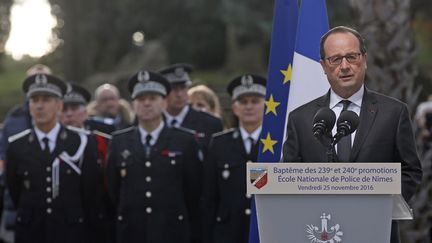 François Hollande prononce un discours devant des élèves&nbsp;policiers de l'école de Nîmes (Gard), le 25 novembre 2016.
 (JEAN-PAUL PELISSIER / AFP)