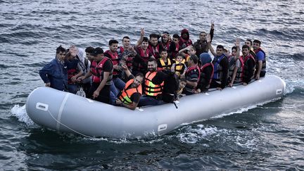 Des migrants syriens arrivent sur l'&icirc;le grecque de Lesbos &agrave; bord d'un canot pneumatique, le 18 juin 2015. (LOUISA GOULIAMAKI / AFP)