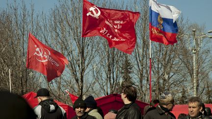 Des manifestants pro-russes dans le centre de&nbsp;Donetsk, dans l'est de l'Ukraine, le 10 mars 2014. (JULIE FRANCHET / CITIZENSIDE.COM / AFP)