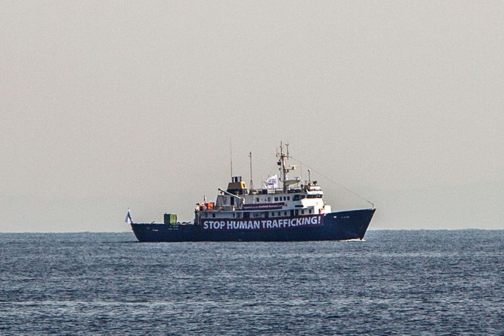 Le "C-Star" au large des côtes libyennes, avec une banderole "Arrêtez le trafic d'êtres humains". (ANGELOS TZORTZINIS / AFP)