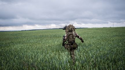 A Ukrainian soldier near the town of Sloviansk in the east of the country, June 15, 2022. Illustrative photo.  (VIRGINIA NGUYEN HOANG / HANS LUCAS / VIA AFP)