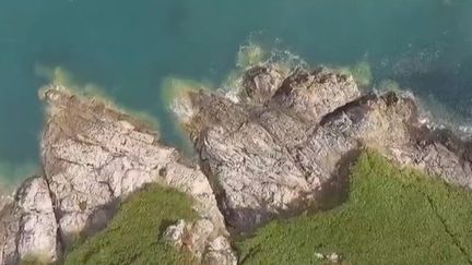 Au fil de l'eau : frissons au pied des falaises