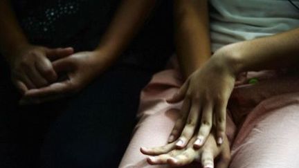 Mary, 12 ans, et sa mère d'«accueil», Carmen à Hong Kong, le 31 juillet 2013. (AFP/Laurent Fievet)