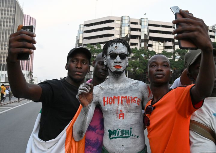 Des fans de DJ Arafat arrivent au stade Felix Houphouët-Boigny d'Abidjan pour les funérailles nationales du chanteur décédé le 12 août. (ISSOUF SANOGO / AFP)