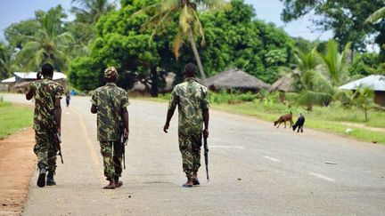 Militaires mozambicains patrouillant le 7 mars 2018 à Mocímboa da Praia (nord du pays), après une attaque attribuée à un groupe islamiste radical. (ADRIEN BARBIER / AFP)