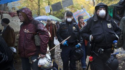 Des policiers patrouillent dans le camp de Portland, le 12 novembre 2011. (NATALIE BEHRING / GETTY IMAGES&nbsp;/ AFP PHOTO)