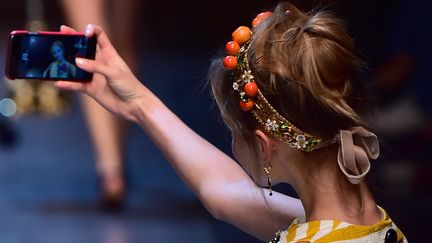 Un mannequin prend un selfie au défilé Dolce &amp; Gabbana été 2016, à Milan
 (GIUSEPPE CACACE / AFP)