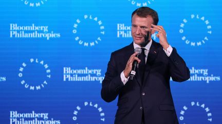 Emmanuel Macron prend la parole lors du One Planet Summit à l'hôtel Plaza en marge de l'Assemblée générale des Nations Unies à New York, le 26 septembre 2018. (LUDOVIC MARIN / AFP)