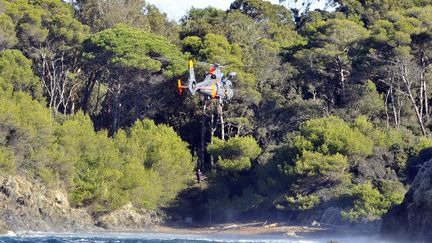 Un h&eacute;licopt&egrave;re survole l'&icirc;le de Porquerolles (Var), le 29 octobre 2012, pour retrouver le jeune Pierre, 12 ans, disparu depuis samedi. (GERARD JULIEN / AFP)