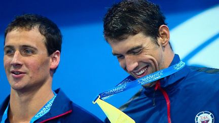 Michael Phelps tout sourire avec Ryan Lochte (à gauche) (PATRICK HAMILTON / AFP)