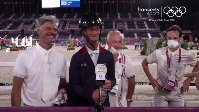 Le sélectionneur national Thierry Touzaint est entouré de ses cavaliers Christopher Six, Karim Laghouag et Nicolas Touzaint pour fêter au micro cette belle médaille de bronze du concours complet.