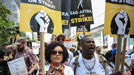 Mardi 23 août à New York, les organisations syndicales de la télévision et du cinéma étaient réunies pour une nouvelle mobilisation, devant les locaux d'Amazon et HBO. (FATIH AKTAS / ANADOLU AGENCY via AFP)