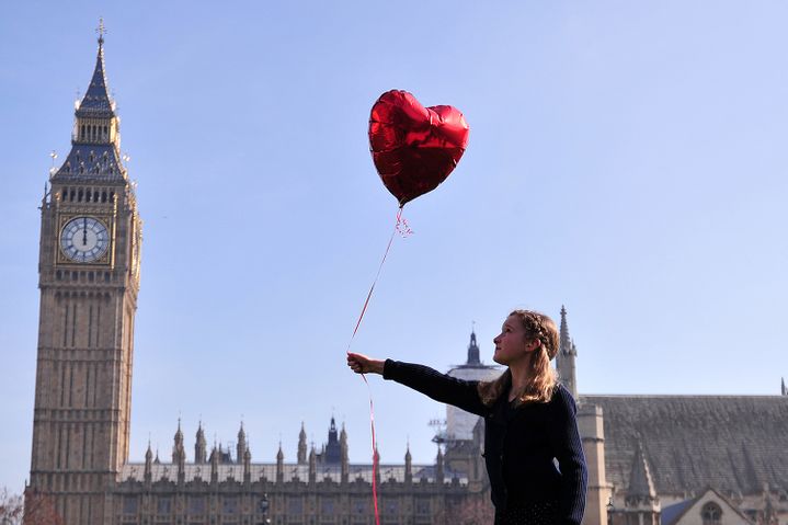 Mili Baxter, 9 ans, lâche un ballon devant le parlement britannique pour soutenir l'opération #Withsyria 
 (CARL COURT / AFP)