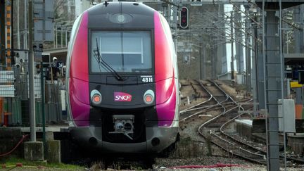 Un train en gare de Pontoise (Oise), le 17 décembre 2019. (MAXPPP)