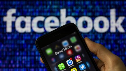 Faceboook a lancé le 24 avril 2020 Messenger Rooms, qui permet de retrouver ses amis dans des "pièces" virtuelles. (MUHAMMED SELIM KORKUTATA / ANADOLU AGENCY / AFP)