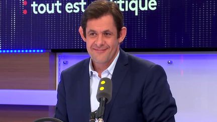 Serge Kalfon,&nbsp;membre de la direction collégiale du PS et conseiller régional d’Île-de-France, était invité de Tout est politique, le 23 octobre 2017. (FRANCEINFO / RADIO FRANCE)