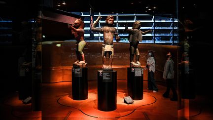 Des oeuvres qui vont retourner au Bénin, au musée du Quai Branly à Paris, le 10 septembre 2021. (CHRISTOPHE ARCHAMBAULT / AFP)