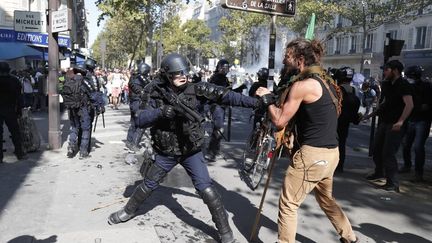 PARIS.&nbsp;Un manifestant&nbsp;prend à partie un policier. La situation s'est tendue samedi 21 septembre après-midi. La police a procédé à des tirs de lacrymogènes et de grenades de désencerclement.&nbsp; (ZAKARIA ABDELKAFI / AFP)