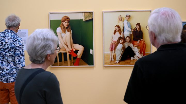 Des visiteurs devant les œuvres de l'artiste Emma Sarpaniemi, lors de l'exposition "Sosterskap" (Rencontres d'Arles 2023). (NICOLAS TUCAT / AFP)