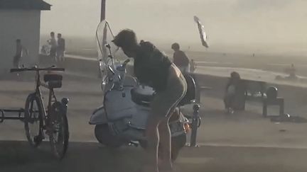 A Villers-sur-Mer (Calvados), la tempête a soufflé pendant plus de vingt minutes aux alentours de 20h30, samedi 18 juin 2022&nbsp; (AUDREY VVLR / VIA TWITTER)